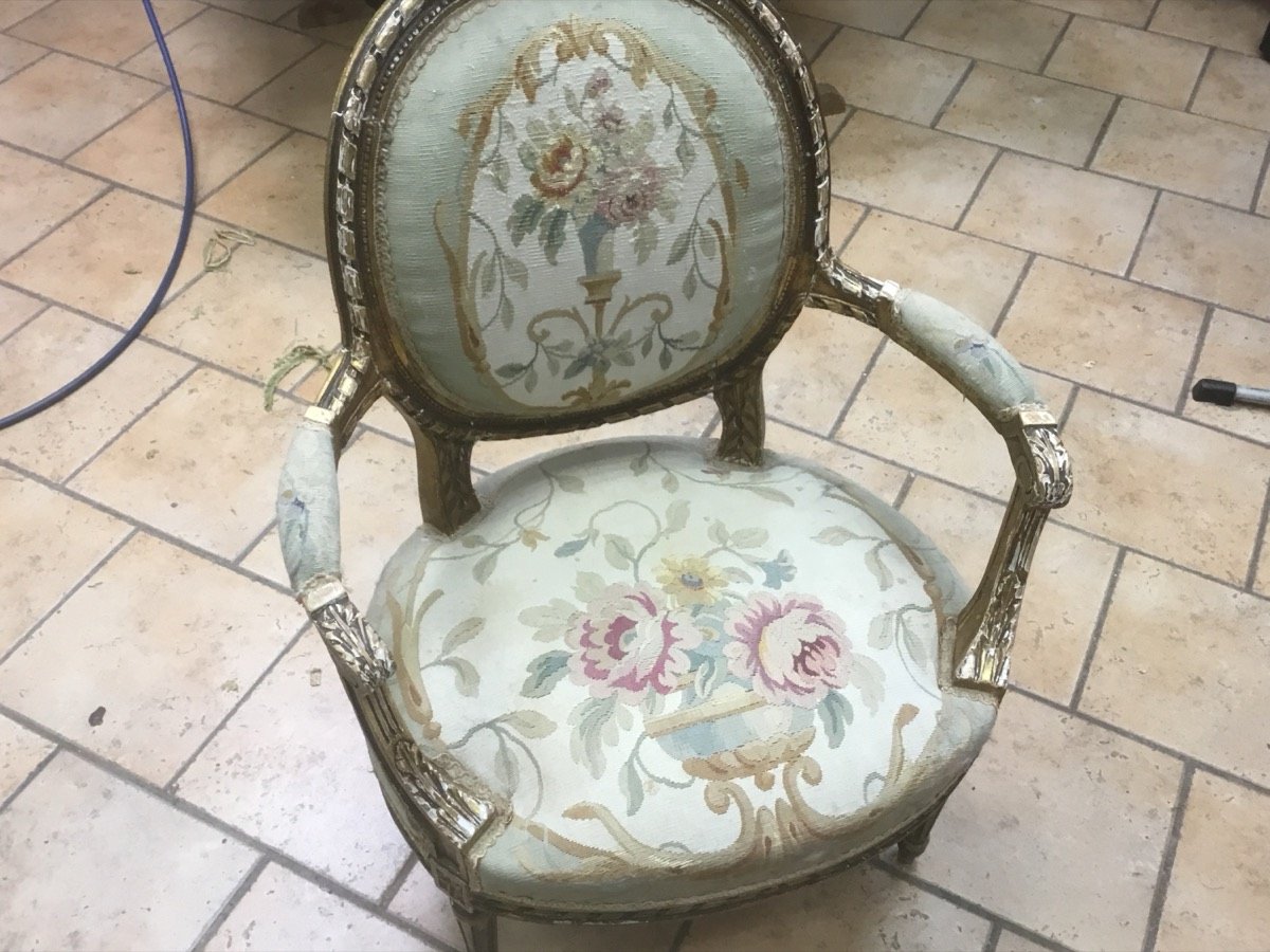 Antiker Sessel vor der Neupolsterung, Originalbezug mit Blumenstickerei
