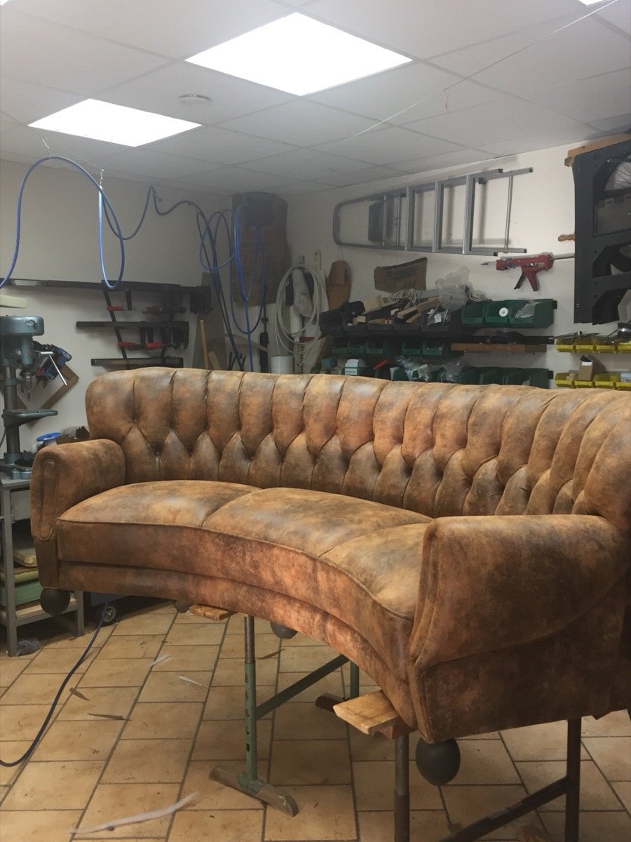 Frisch gepolstertes Chesterfield-Sofa mit Knopfheftung