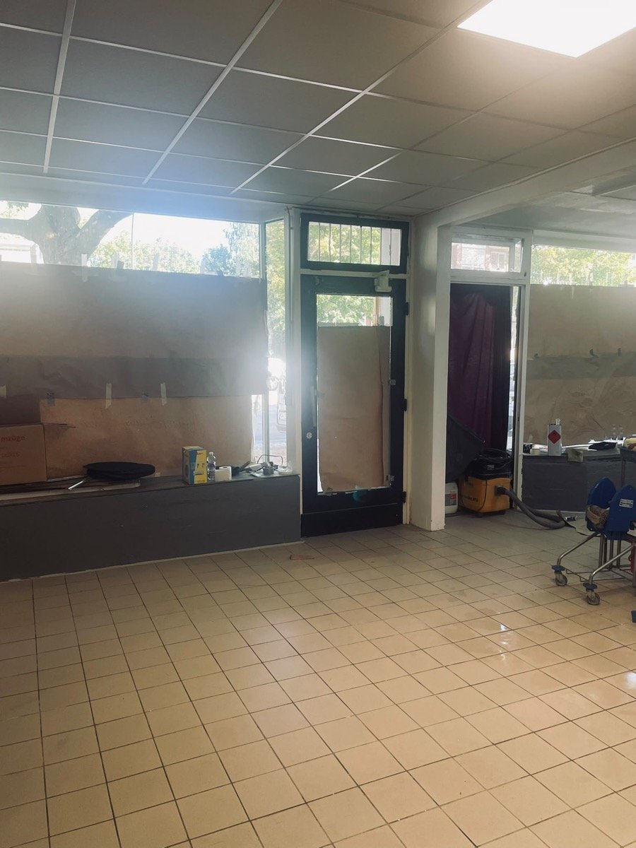 Schaufenster der Werkstatt in der Lübecker Straße während des Umbaus