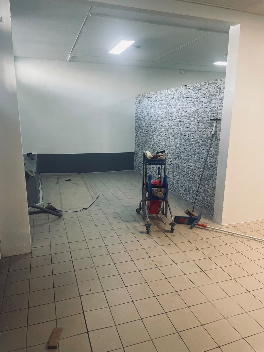 Werkraum während der Renovierung mit neuer Wandgestaltung und frischen Fliesen