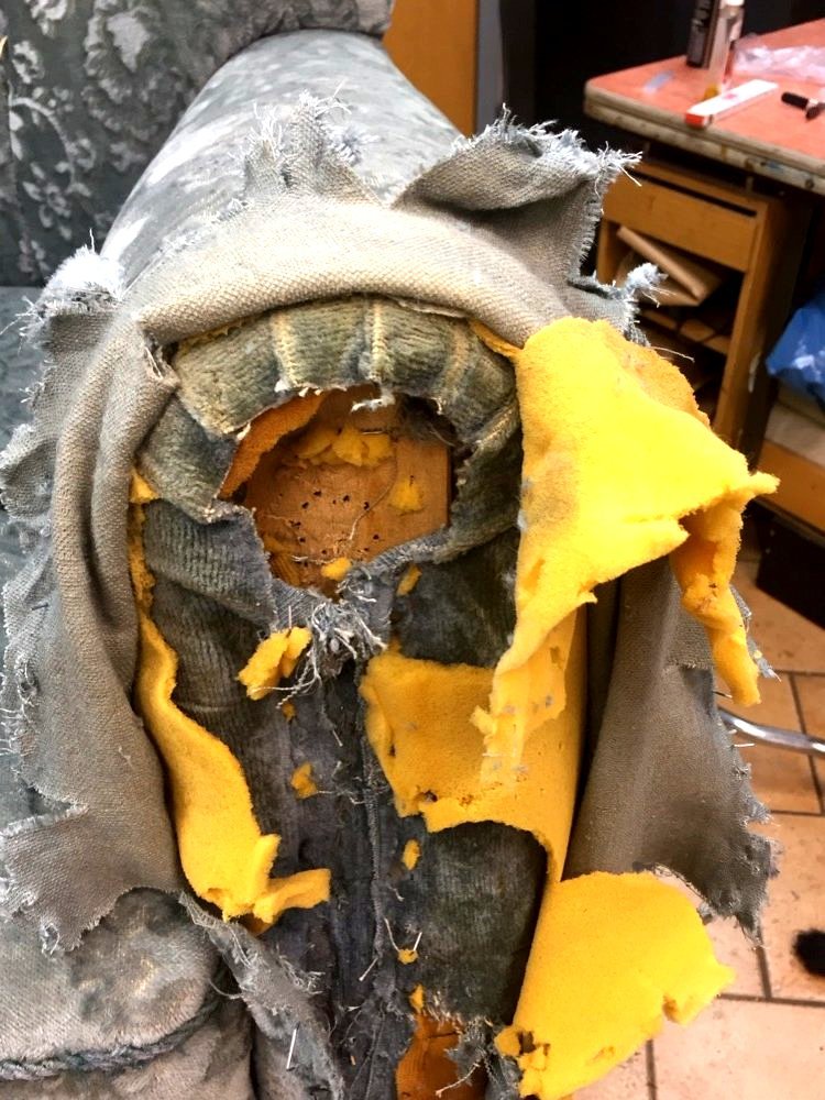 Freigelegtes Polster mit altem Schaumstoff vor der Erneuerung